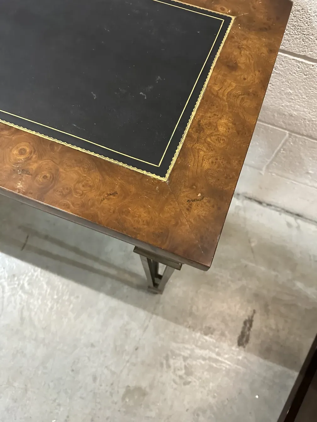 Consola antiga com design elegante e detalhes dourados