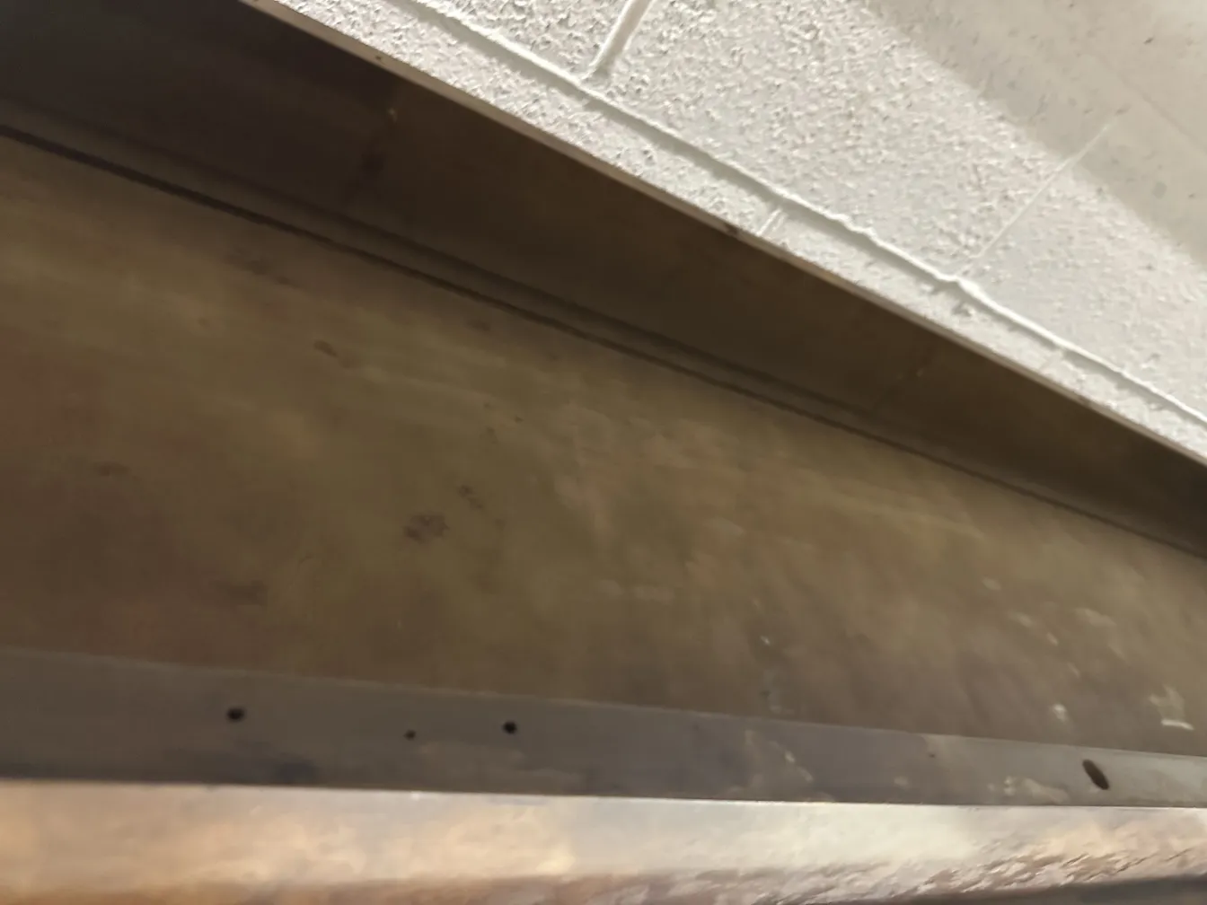 vista dall'alto di un'antica console con oggetti decorativi