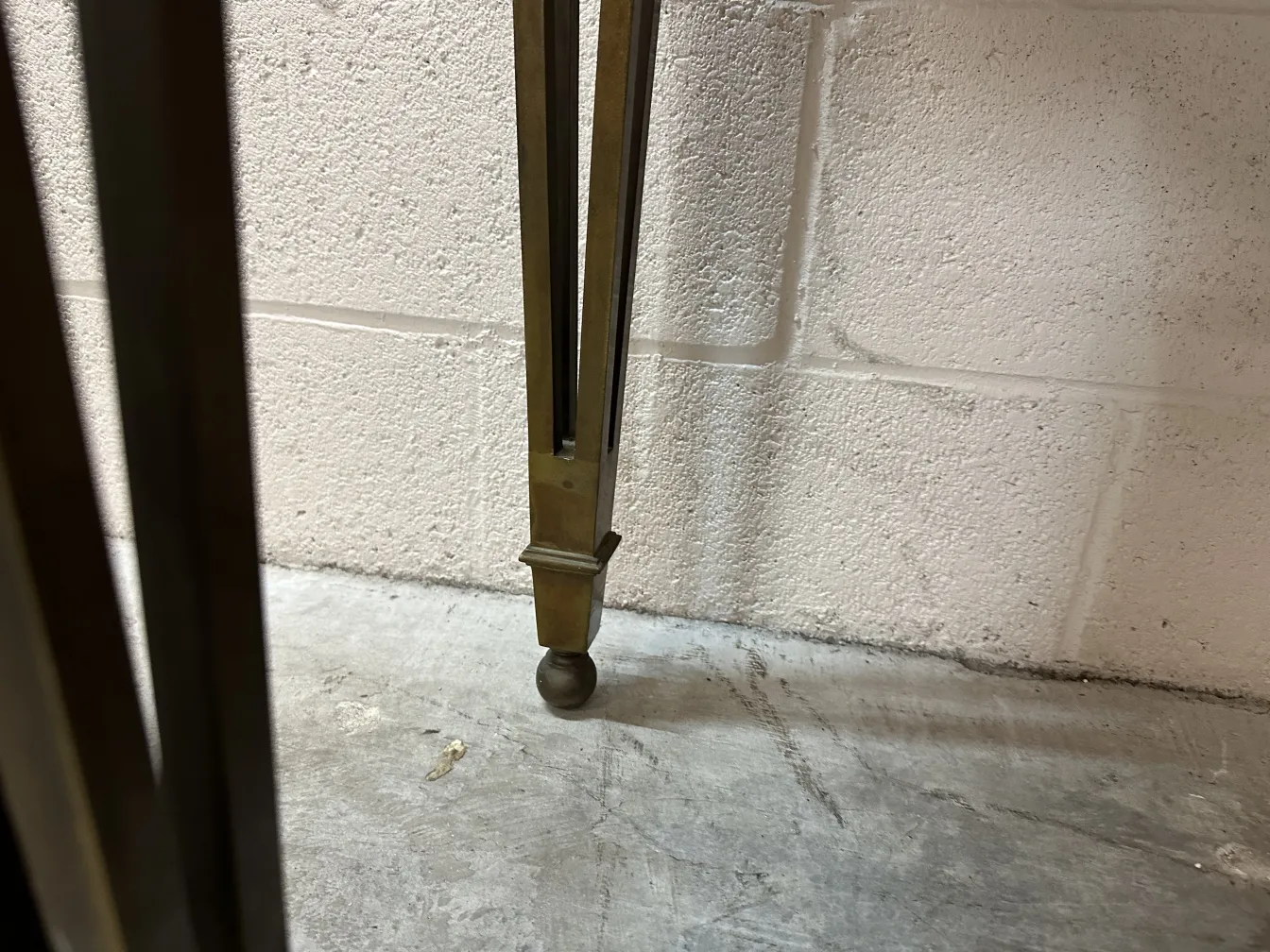 detalhe de pernas de consolo antiga em ambiente neutro