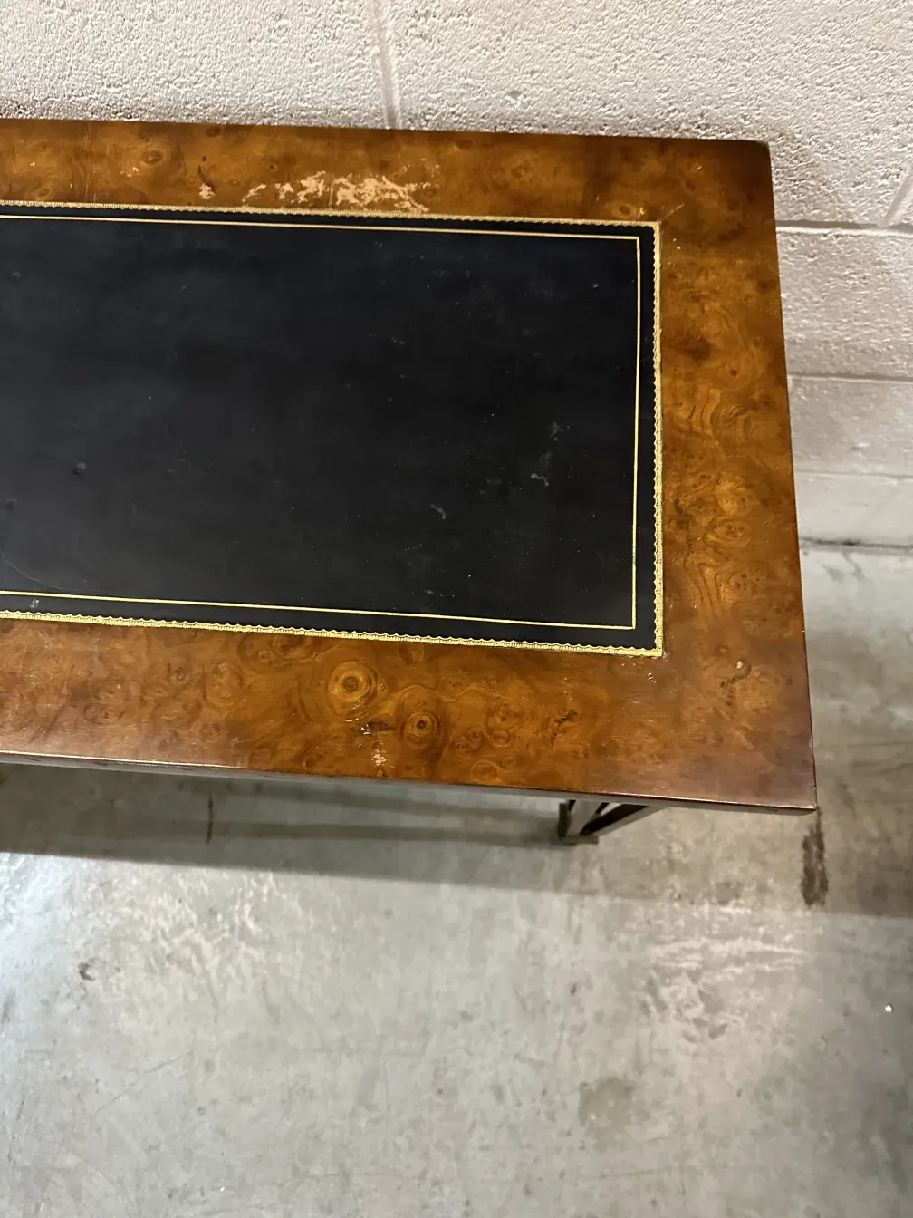 Vista superior de antigua consola decorativa con diseño lujoso