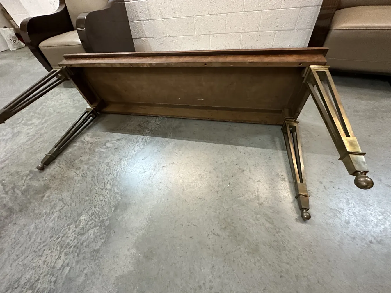 Dresuar ancien avec des pieds élaborés et un fond clair