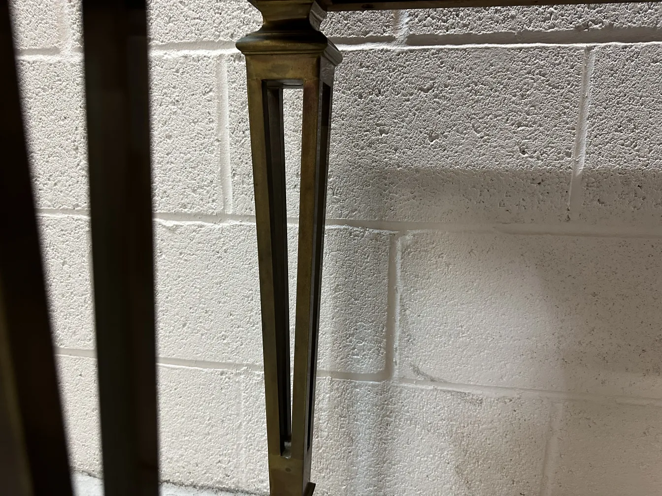 подробный вид антикварного консольного стола с элегантными ножками