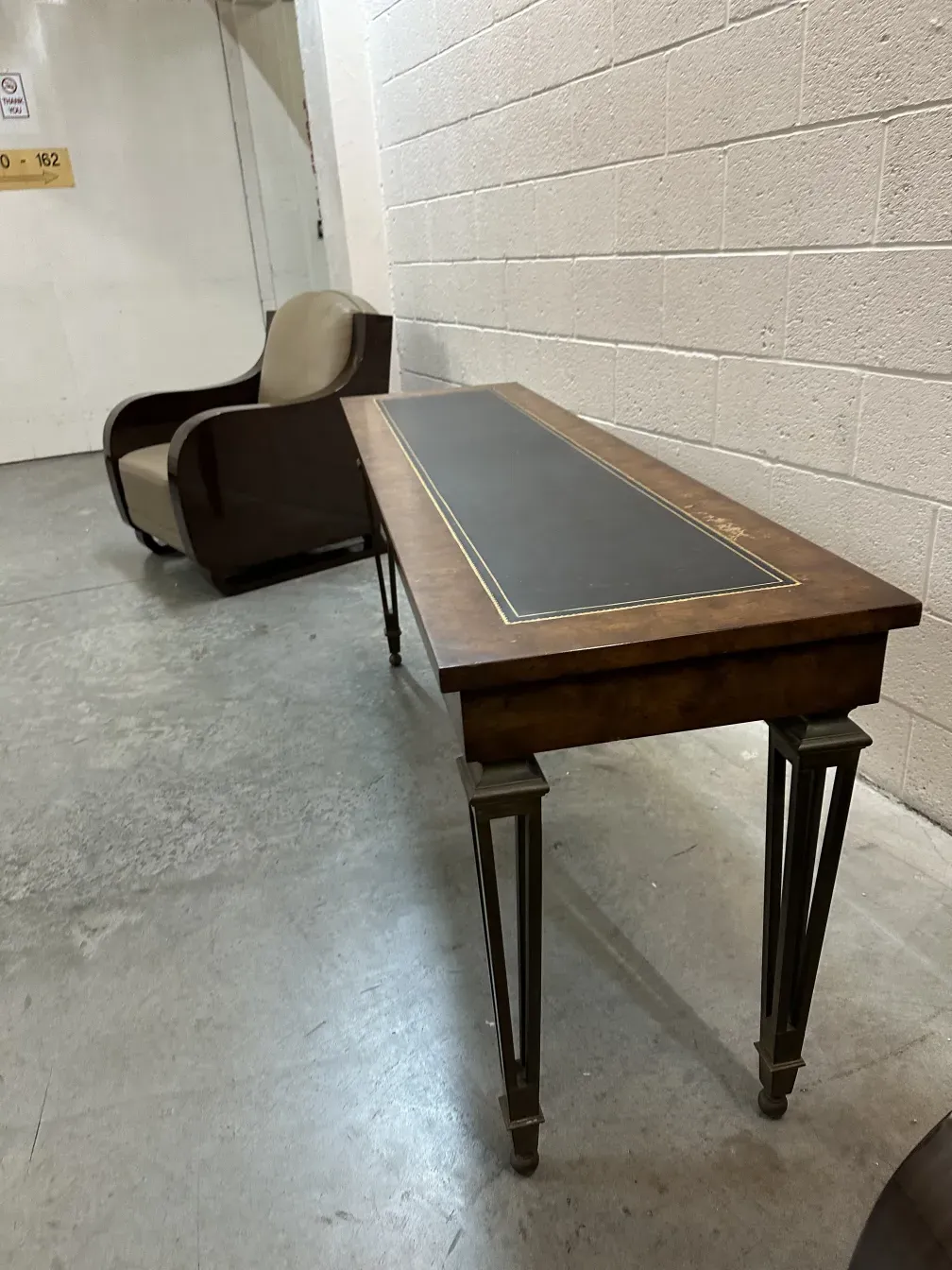 consola antiga com superfície decorativa e pernas elegantes