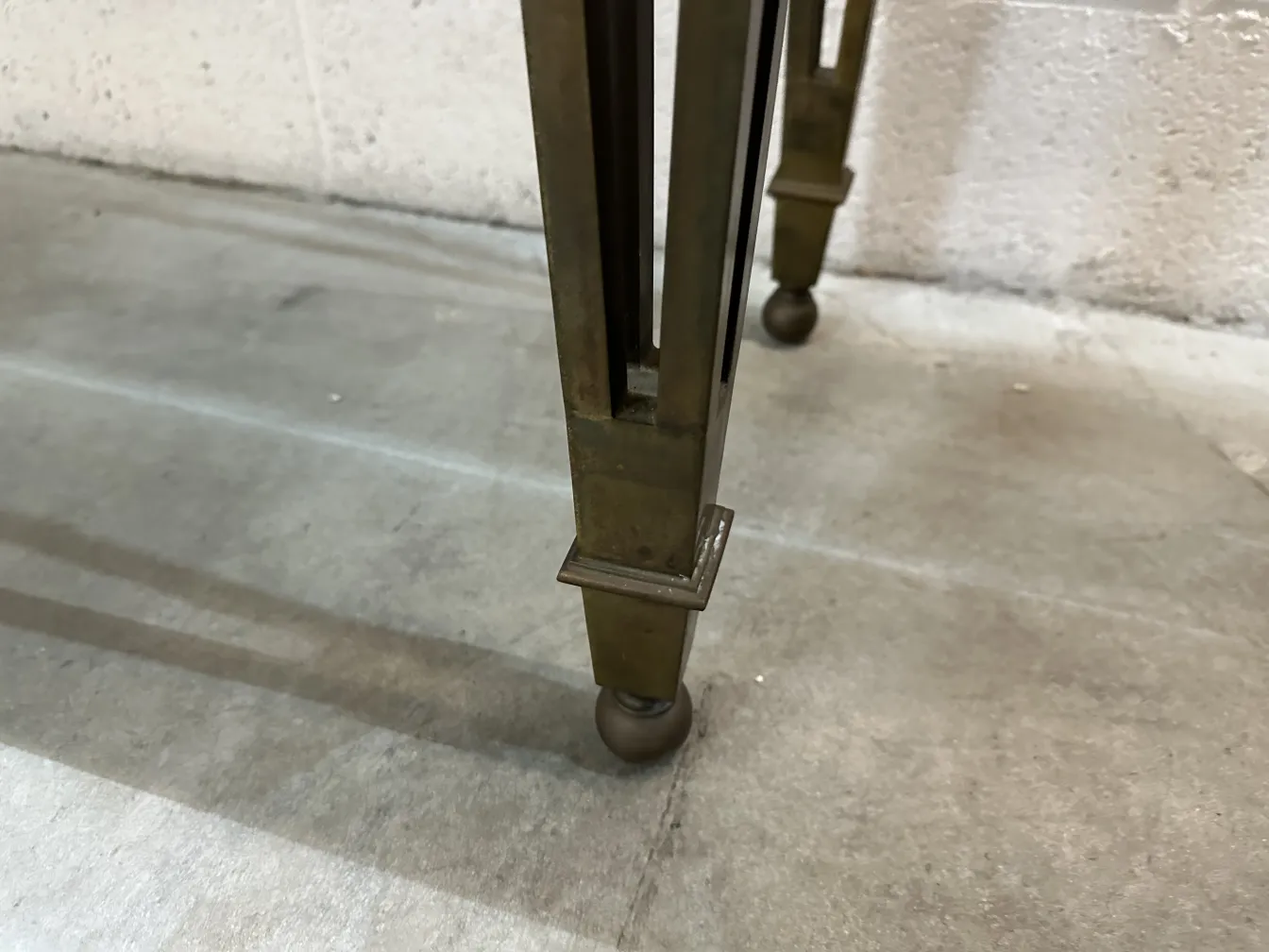 antigua consola con patas elegantes en ambiente neutro