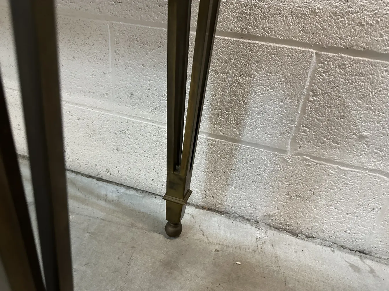 古董控制台装饰，配有优雅的腿，在中性环境中