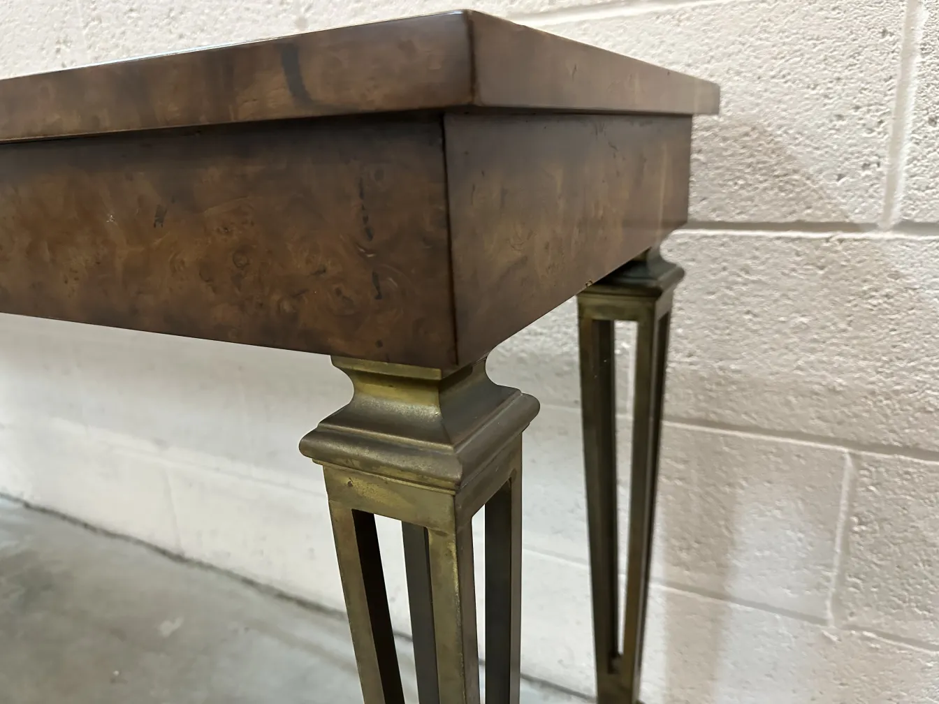 consola antiga com detalhes decorativos e pernas