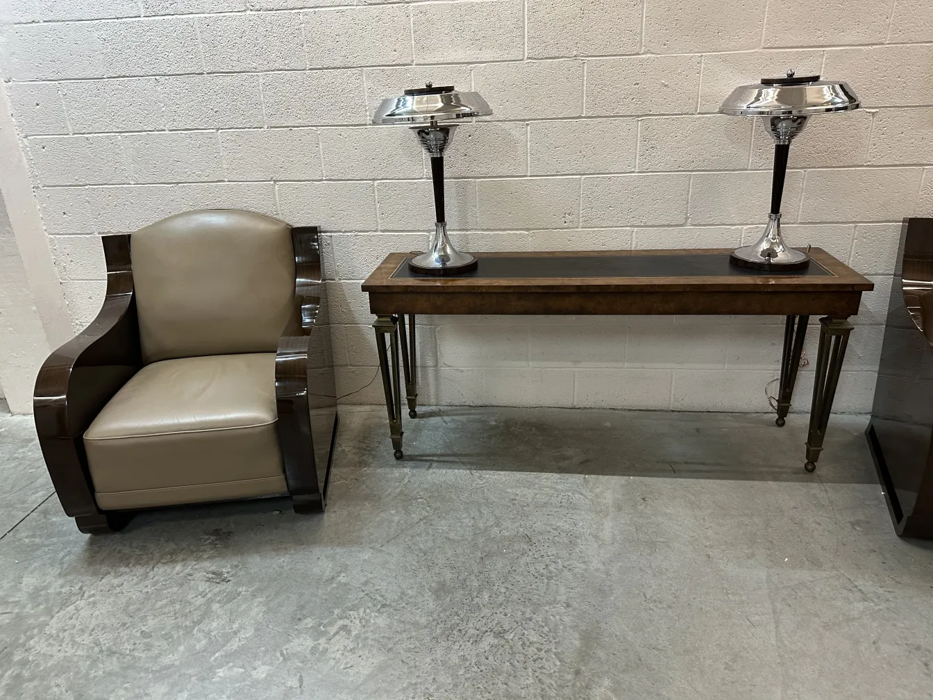 consola antiga com duas lâmpadas de mesa em um ambiente moderno