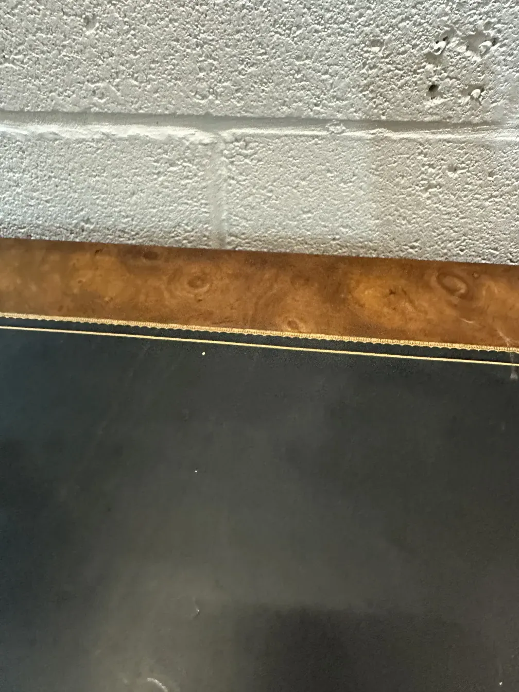 Vue latérale d'un ancien dresuar avec un design détaillé