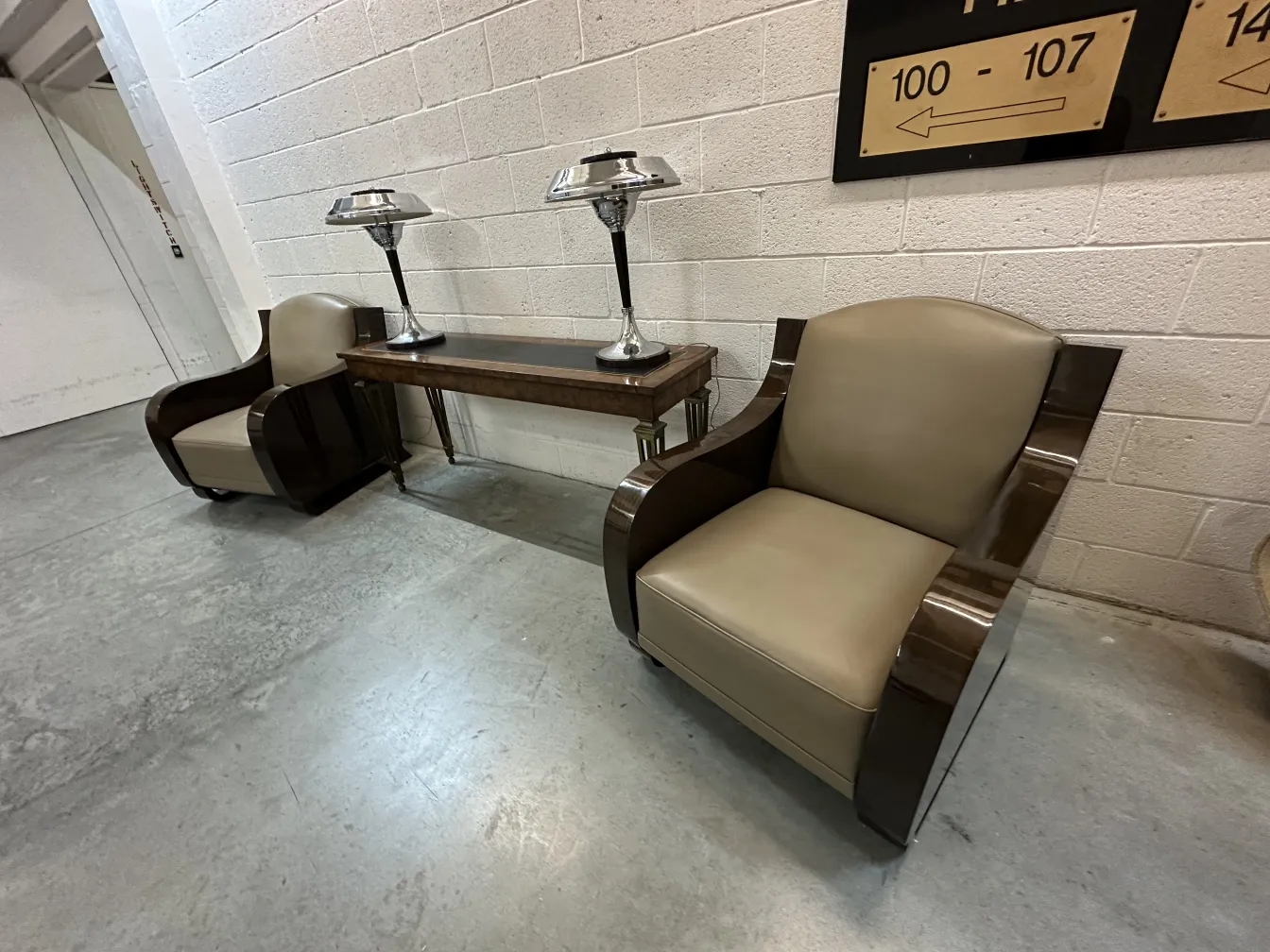 antiga consola com cadeiras e lâmpadas elegantes