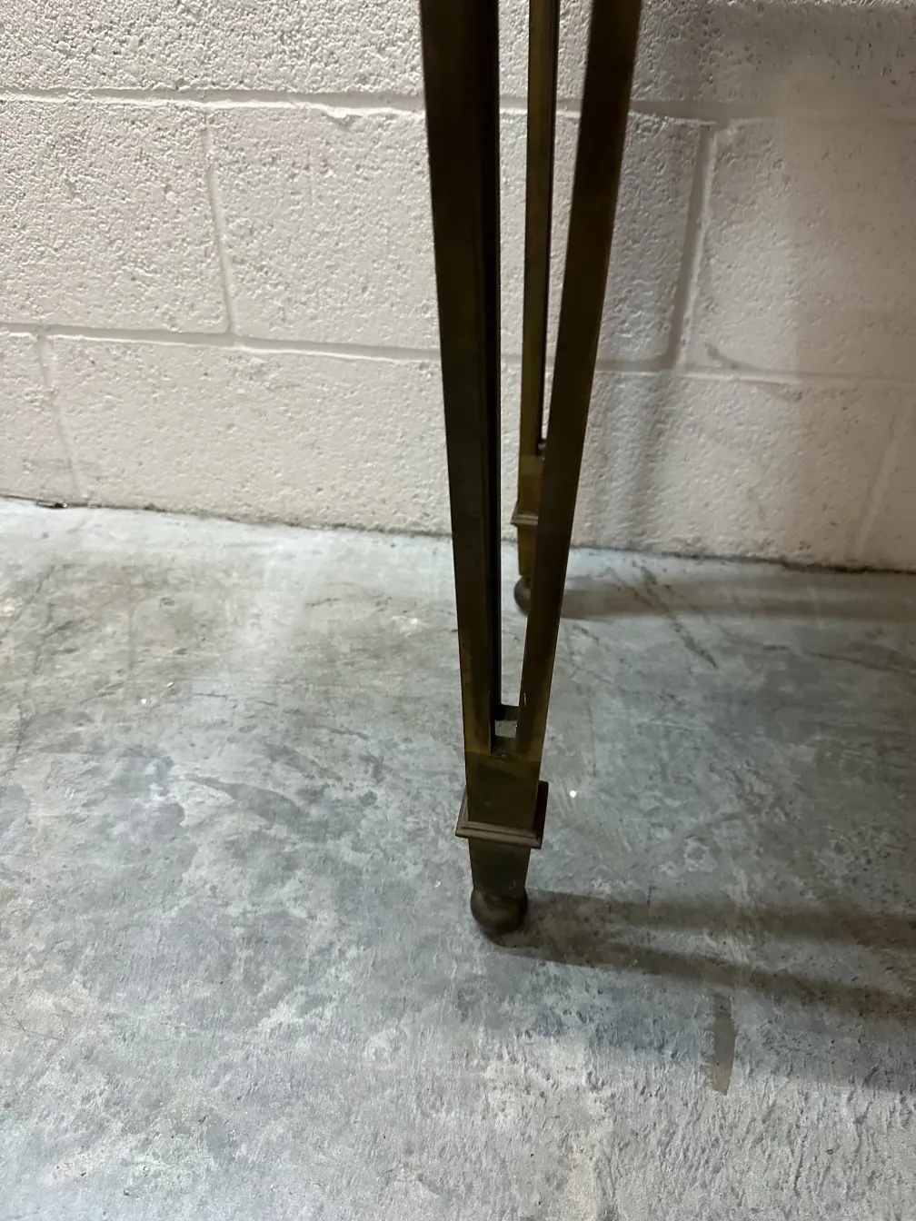 装飾が施された古いコンソールテーブルの詳細