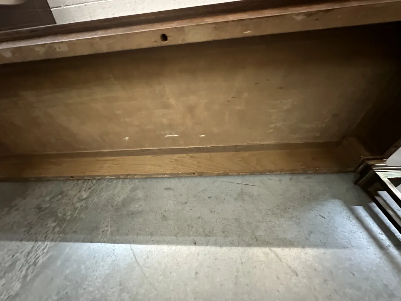 vista de uma antiga consola de mobiliário decorativo