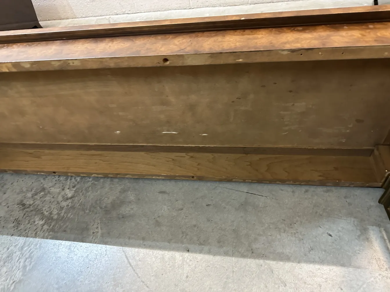 ancienne console de rangement, surface lisse, couleur claire