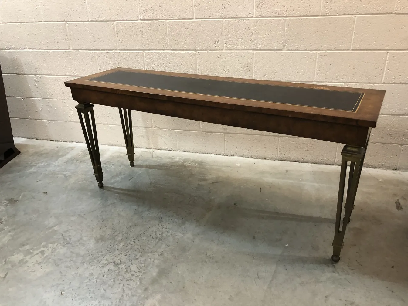 antiga mesa de console com pernas elegantes