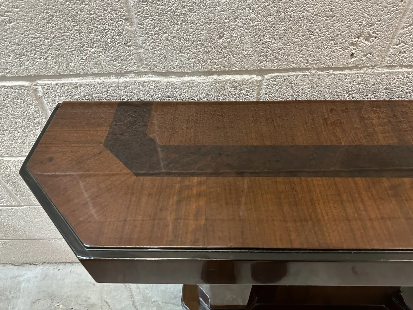 vista dall'alto di due consolle antiche decorative