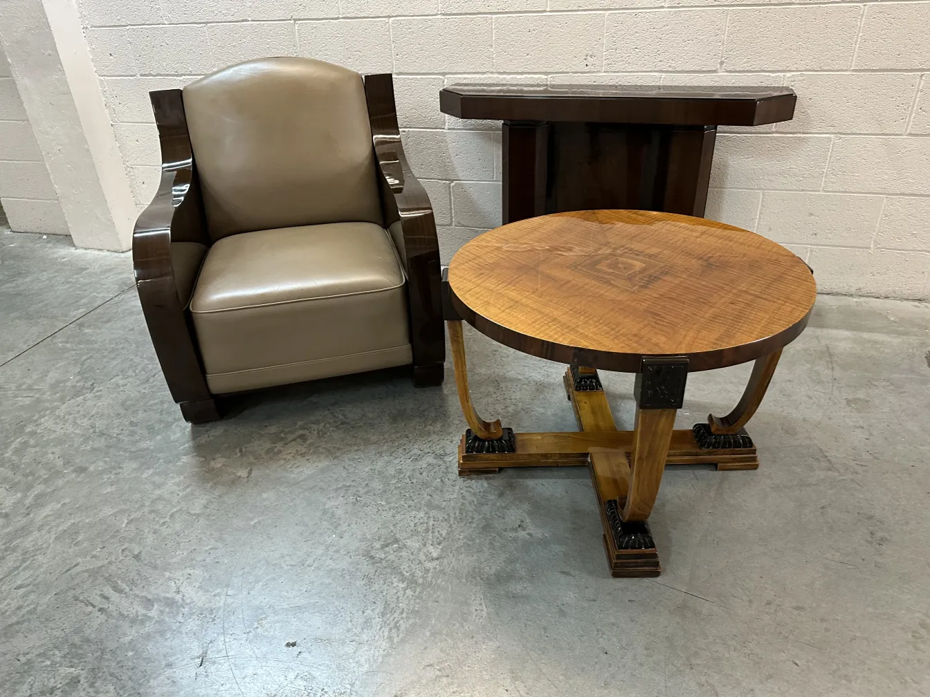 Bild von zwei antiken Konsolen mit elegantem Design