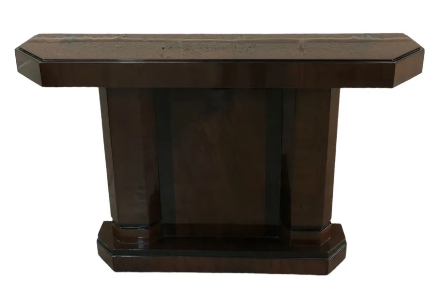 duas consolas antigas com formas elegantes em um ambiente acolhedor