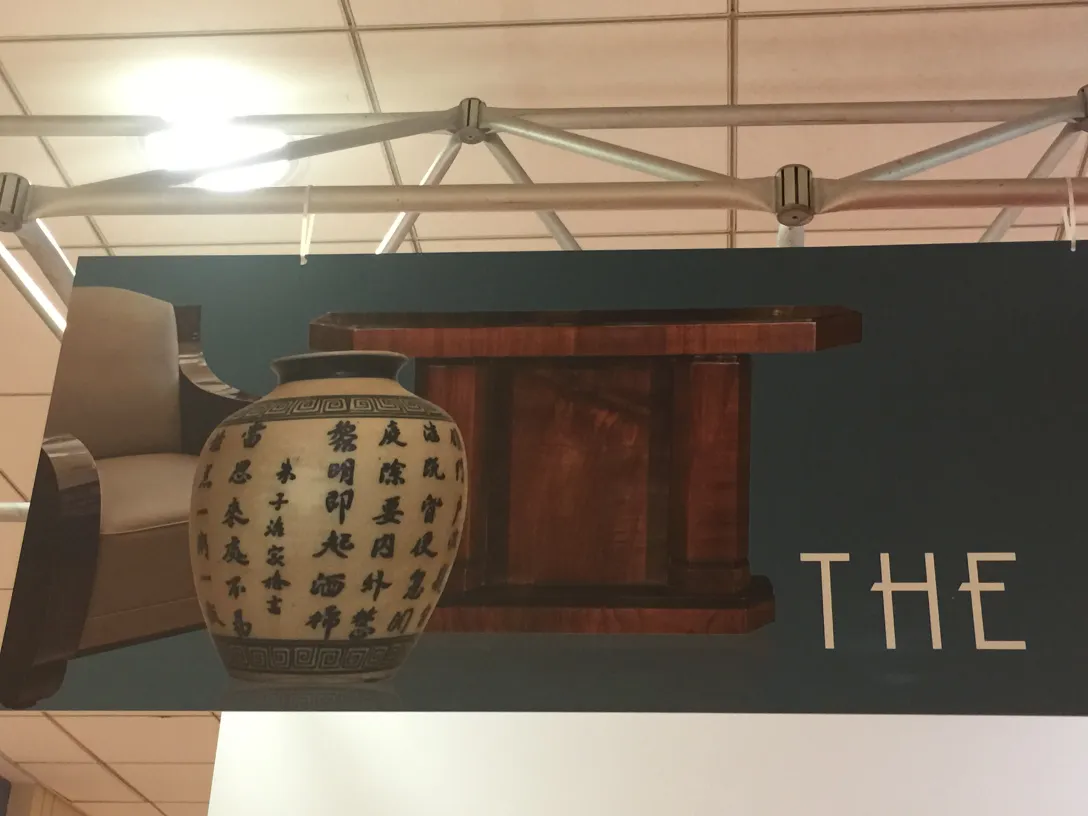 两张芬利控制台桌，后面有一个花瓶。