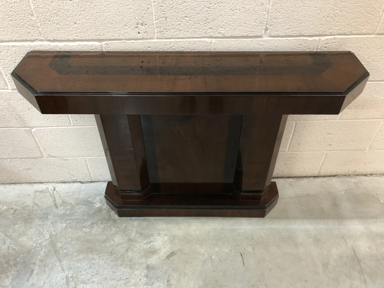 dos consolas antiguas con un diseño elegante y sobrio, en un ambiente minimalista