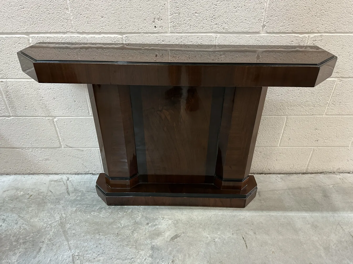 تصميم أنيق لطاولتي التحكم القديمة في بيئة محايدة