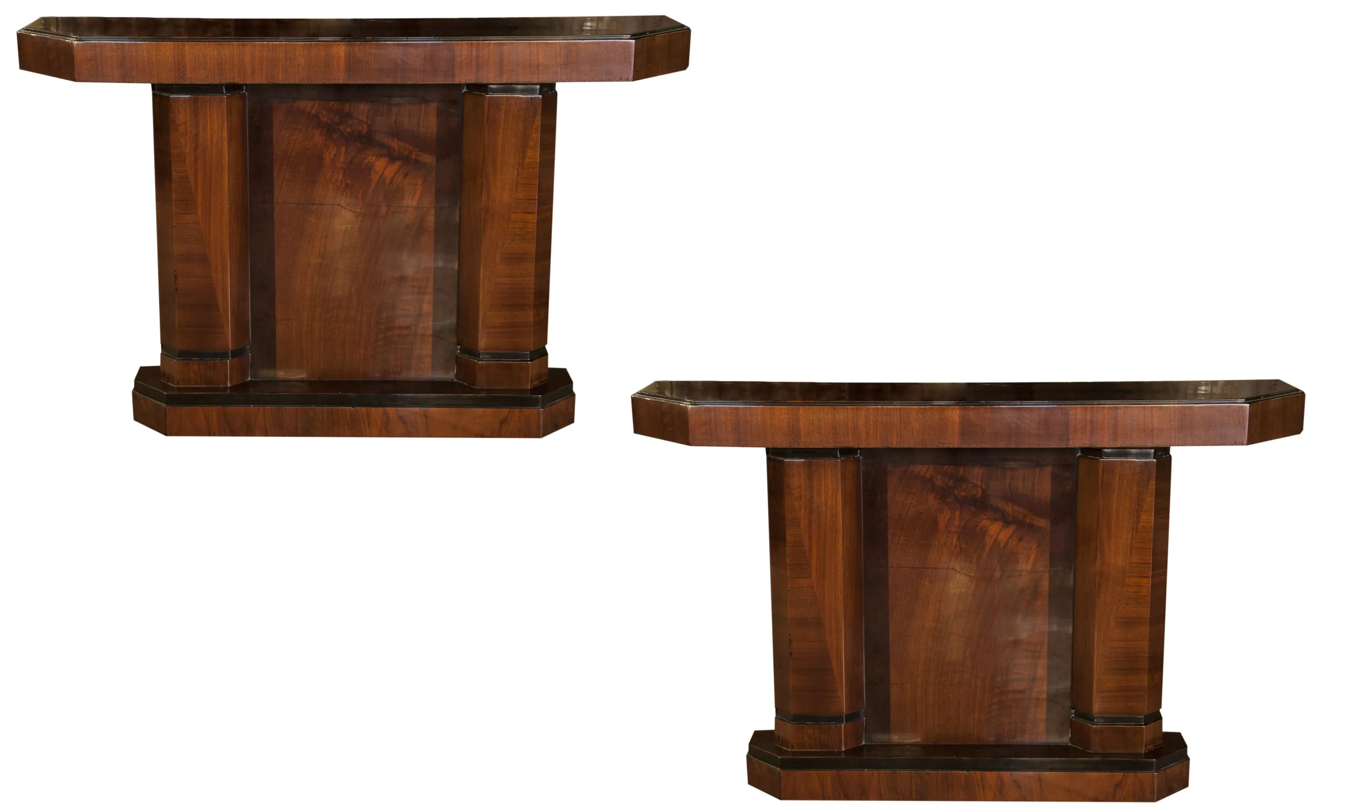 due mobili dresuars antichi con finiture eleganti e dettagli