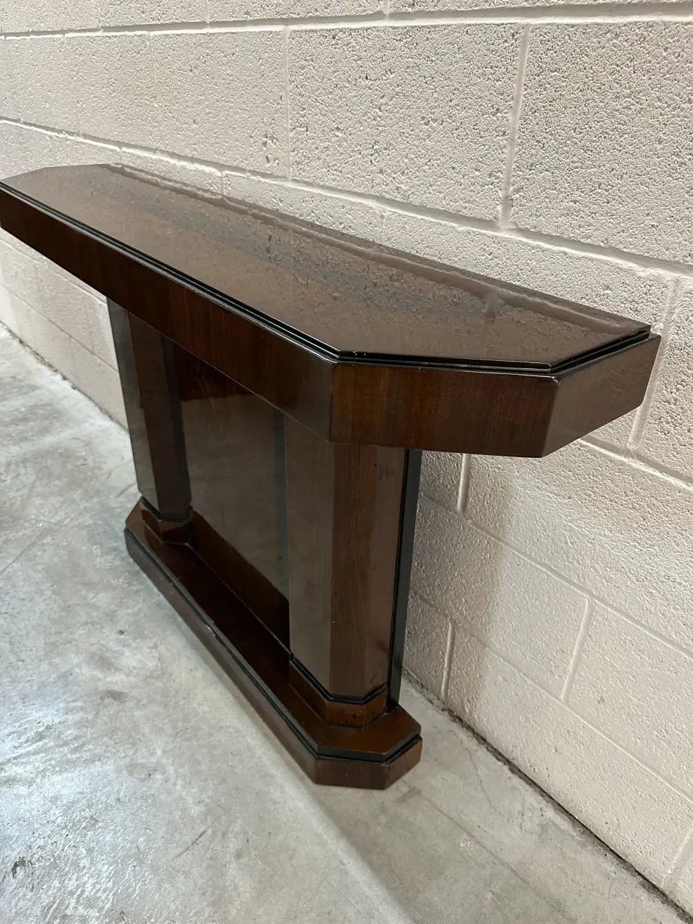 dos consolas antiguas elegantemente diseñadas en un ambiente