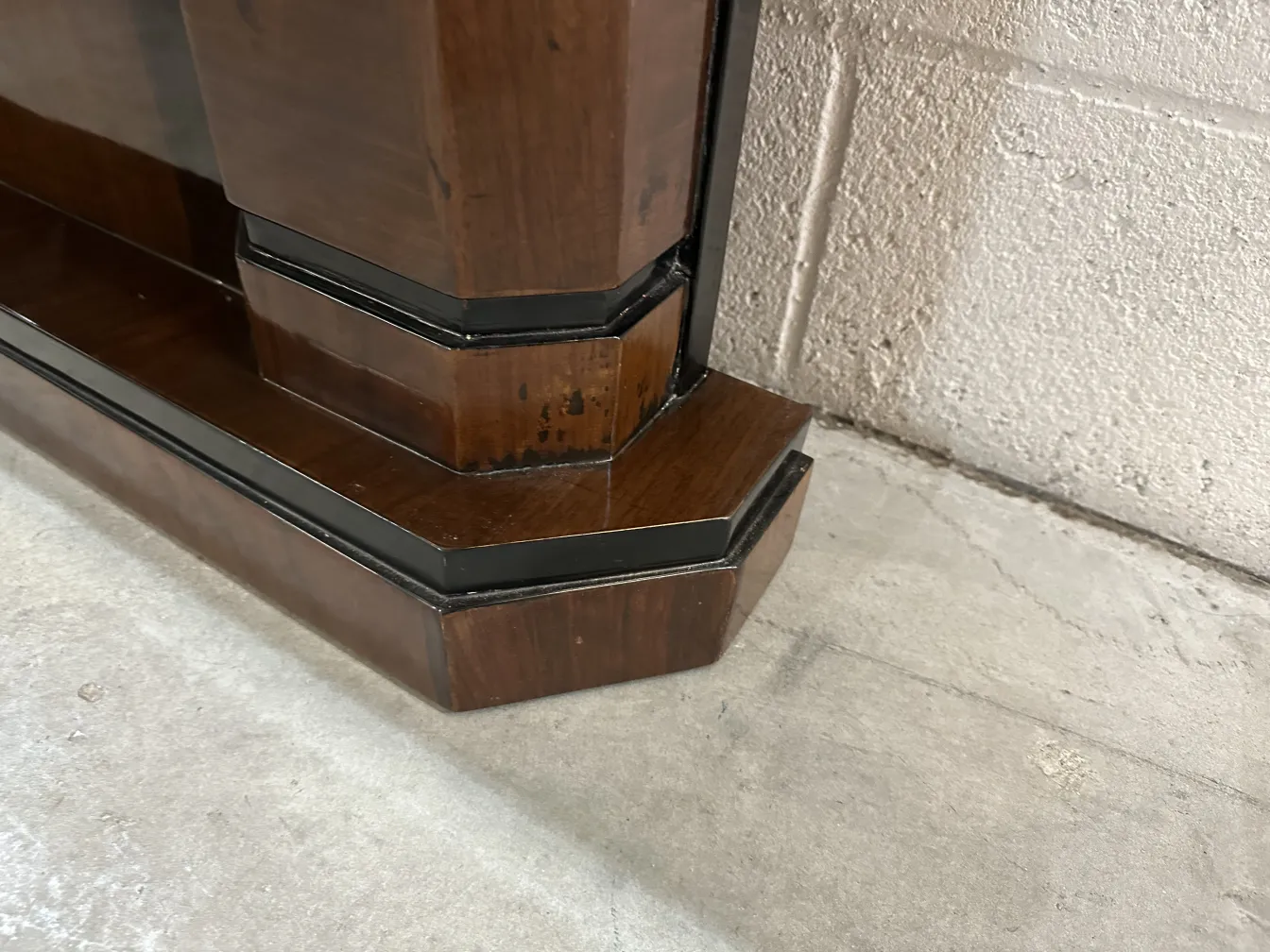 Immagine di antichità con 2 dresuars eleganti in un ambiente semplice.