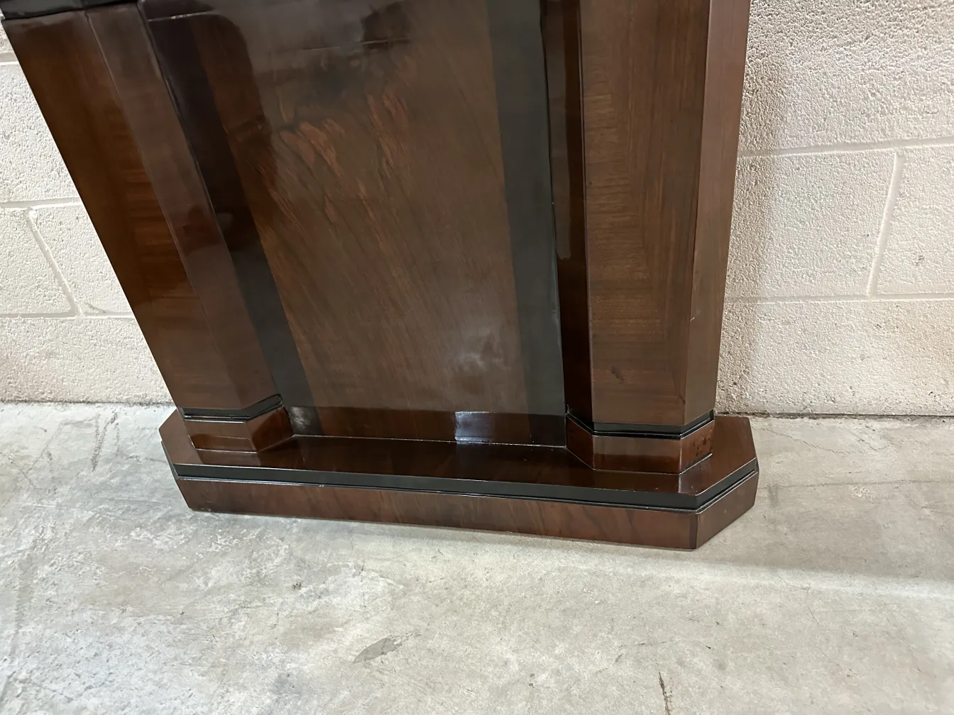 Ansicht von zwei antiken Konsolentischen mit elegantem Design in einer gemütlichen Umgebung