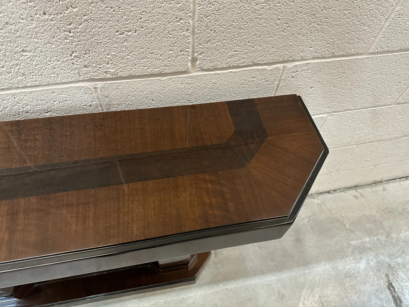 deux consoles antiques dans un environnement simple