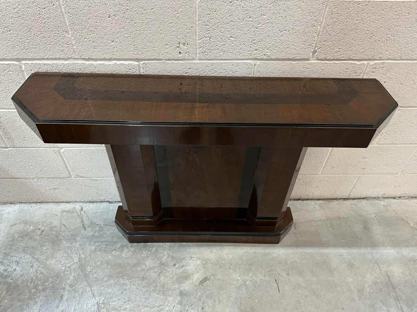 Dos consolas antiguas de diseño elegante en un entorno neutro