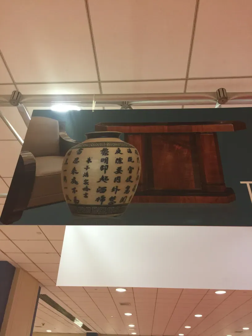 Vista de dos consolas antiguas con detalles decorativos, en un ambiente elegante