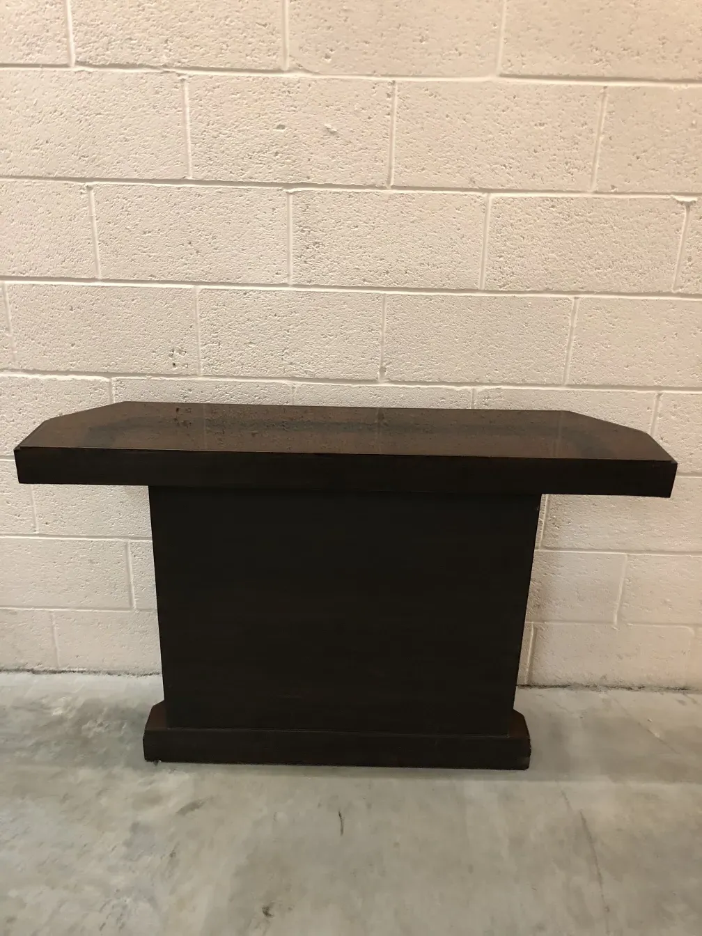 Боковой вид двух антикварных дресуаров на белом фоне