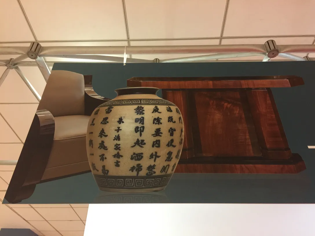 古い装飾的なコンソール二台