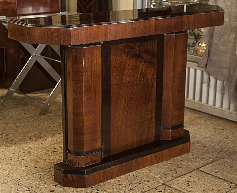 dos consolas antiguas con diseño elegante en ambiente