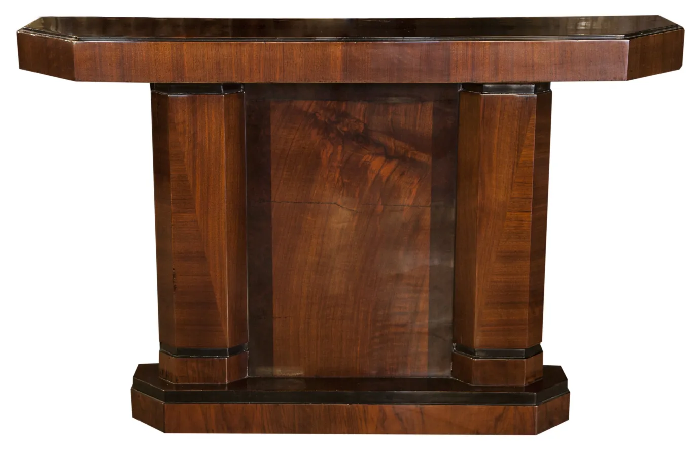 duas consolas antigas com design elegante