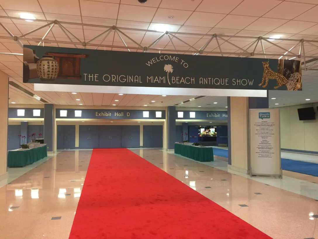 展会上可见的两张古董芬利控制台桌