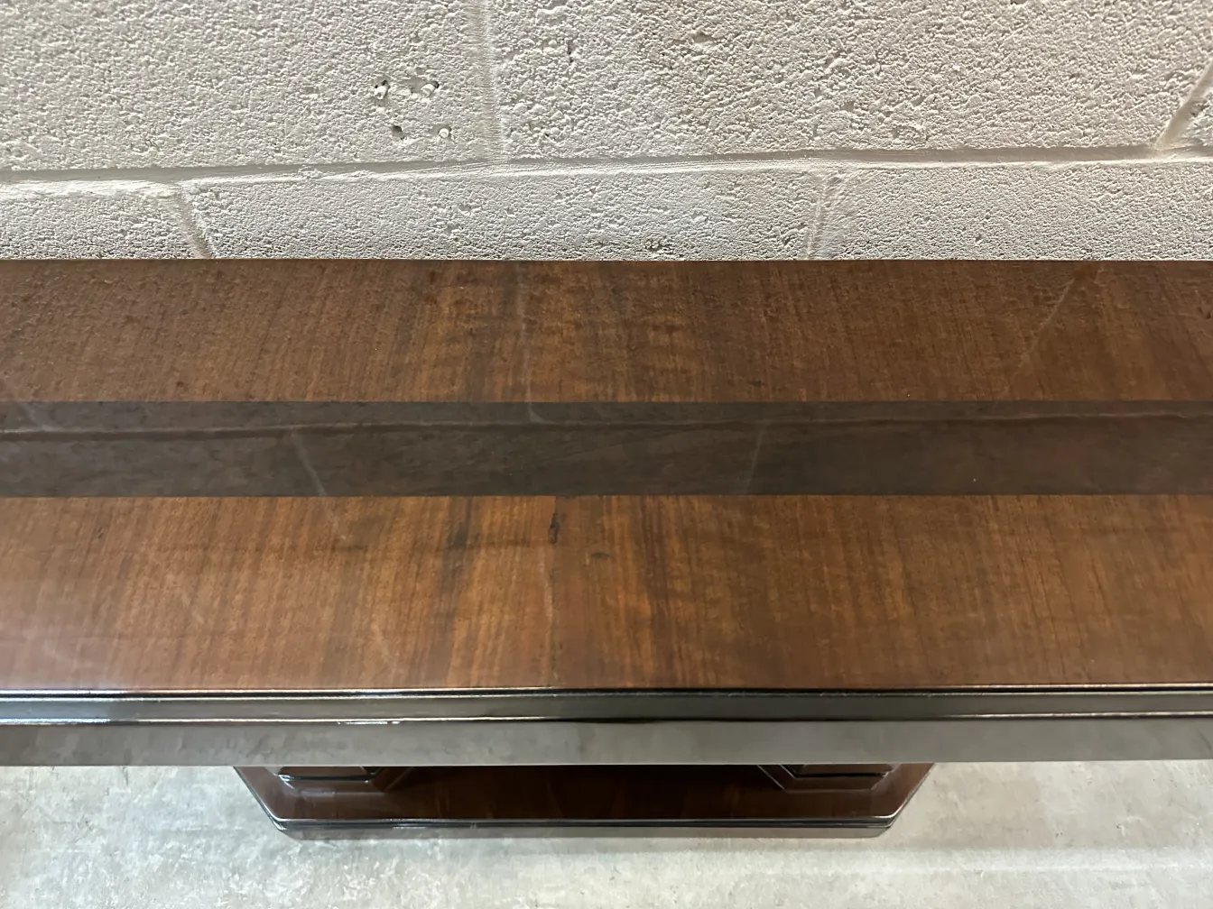 Obenansicht von 2 antiken Konsolentischen mit elegantem Design in klassischer Umgebung