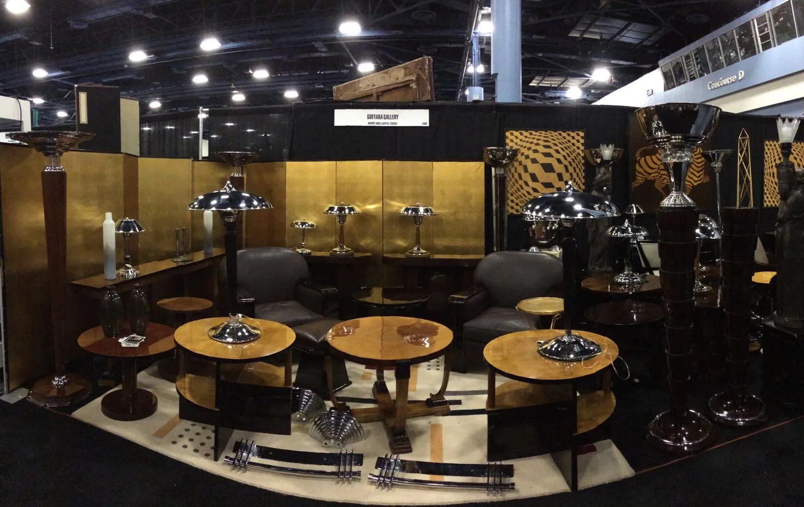 Duas consoles antigas com design elegante em um ambiente acolhedor