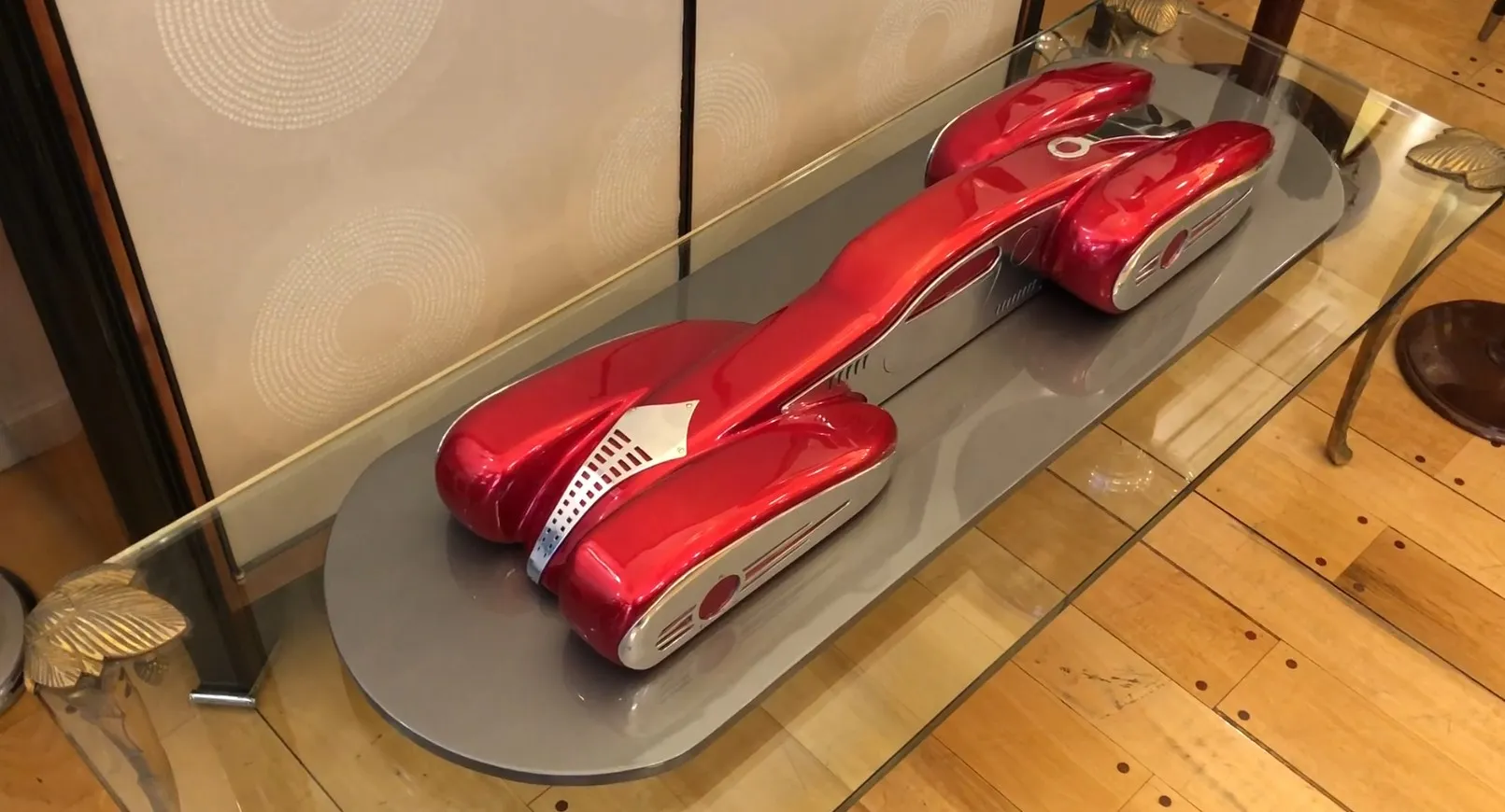 altes auto des designers marcelo peña auf glastisch