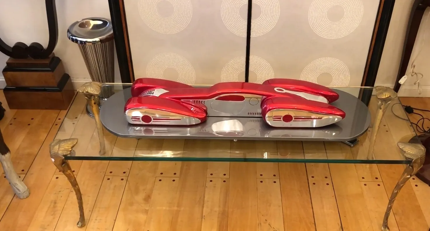 voiture antique du designer Marcelo Peña sur une table en verre