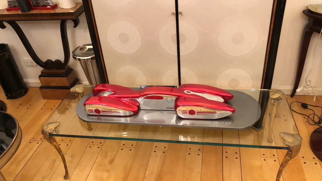 Voiture ancienne du designer Marcelo Peña dans un cadre élégant.