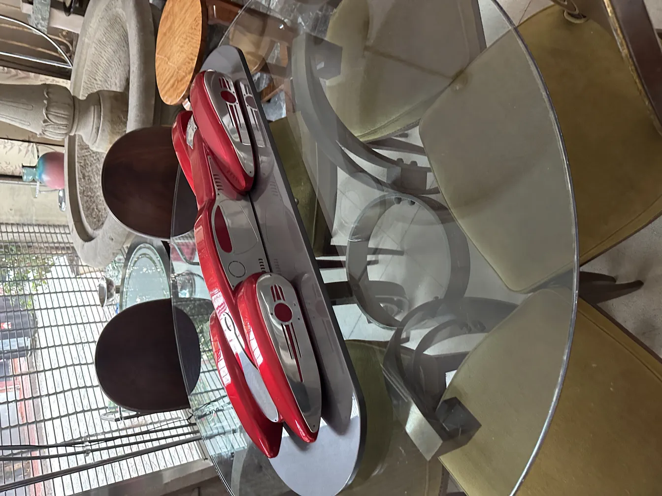 سيارة قديمة للمصمم مارسيلو بينيا على طاولة أنيقة.