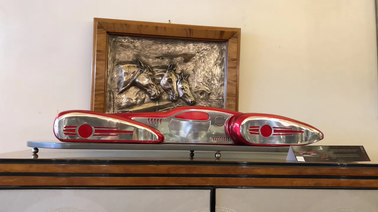 машина дизайнера с красными и серебряными деталями, антиквариат