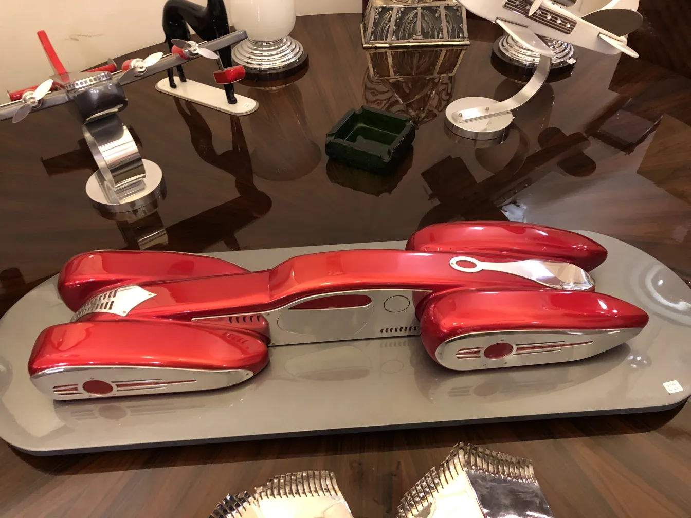 Modello di auto rossa lucida di Marcelo Peña in un ambiente elegante