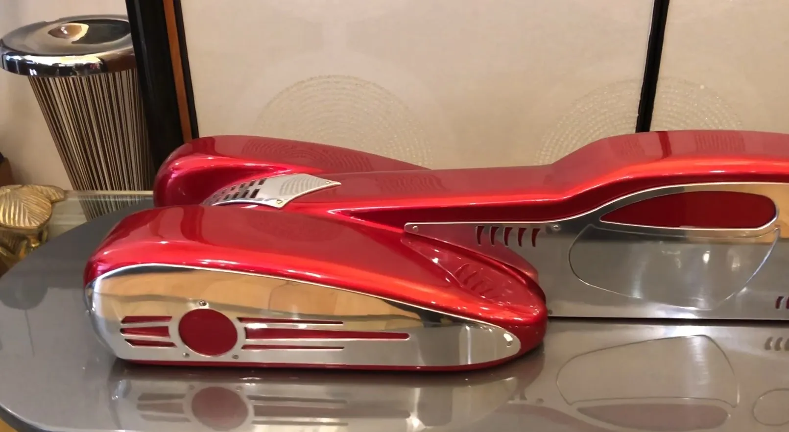 Auto del diseñador Marcelo Peña, un atractivo diseño rojo brillante, en un ambiente elegante.