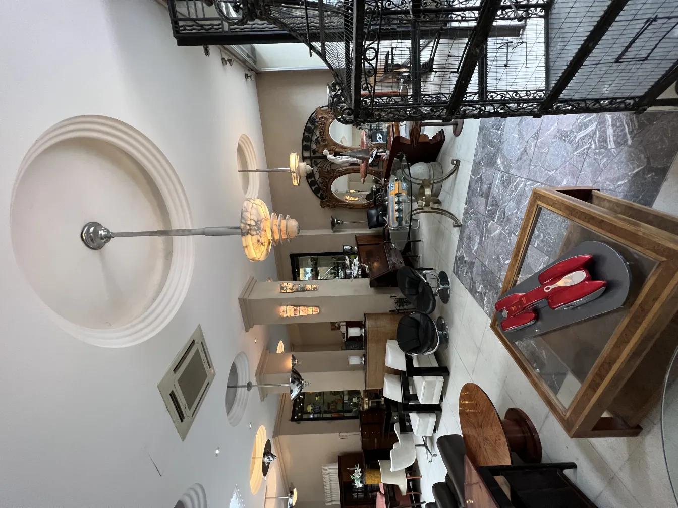 Carro antigo do designer Marcelo Peña em um ambiente elegante.