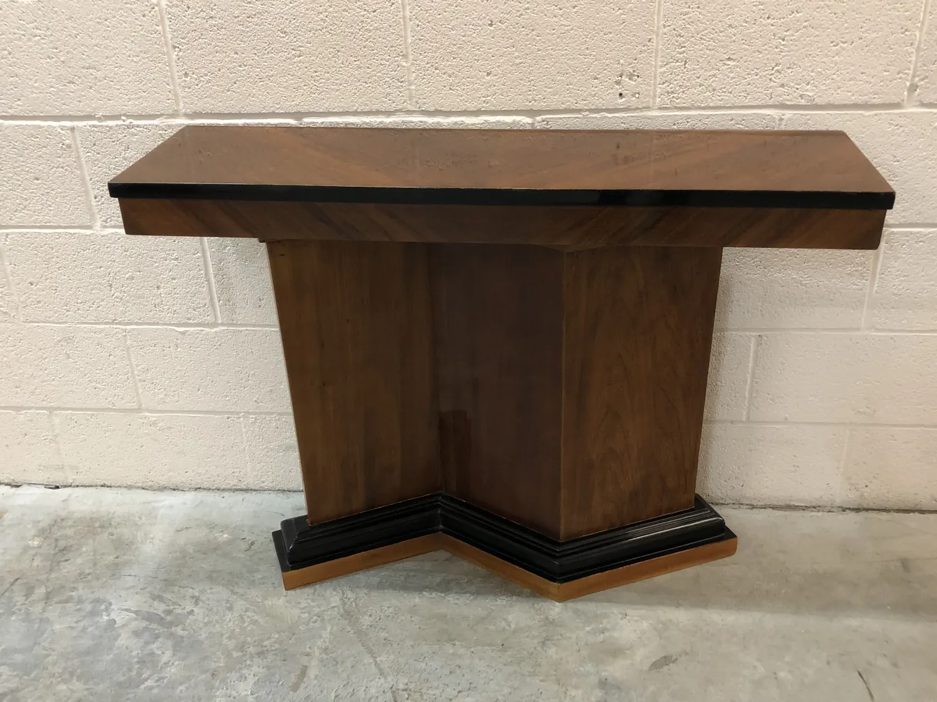 deux consoles anciennes avec un design moderne