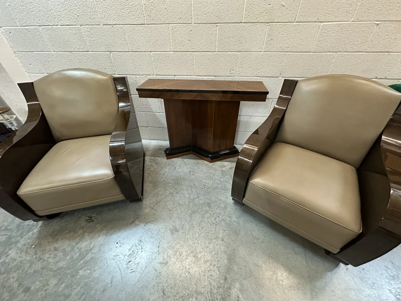 Conjunto de 2 consolas antiguas con sillones elegantes