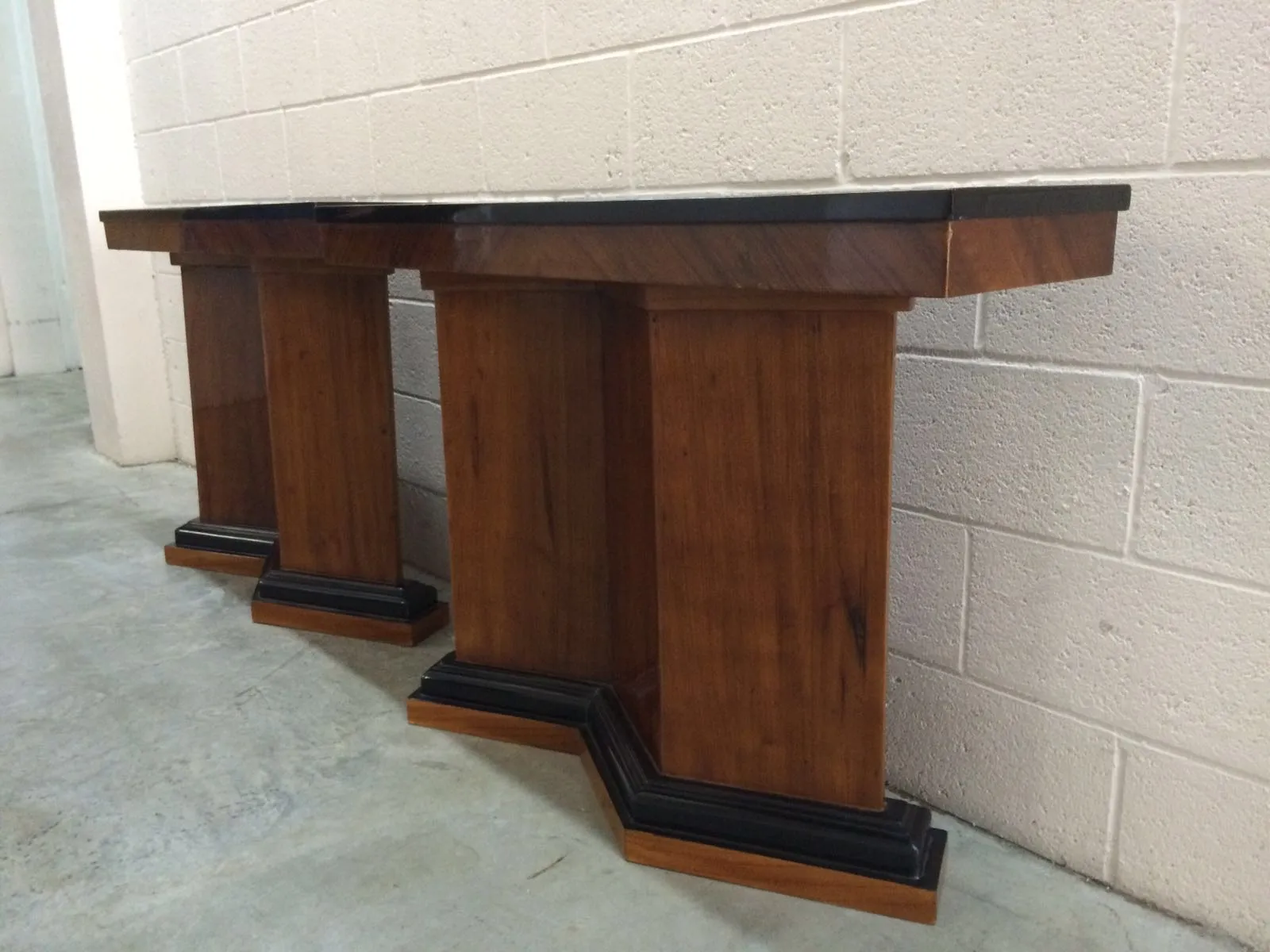 due mobili dresuars antichi con base solida e design elegante