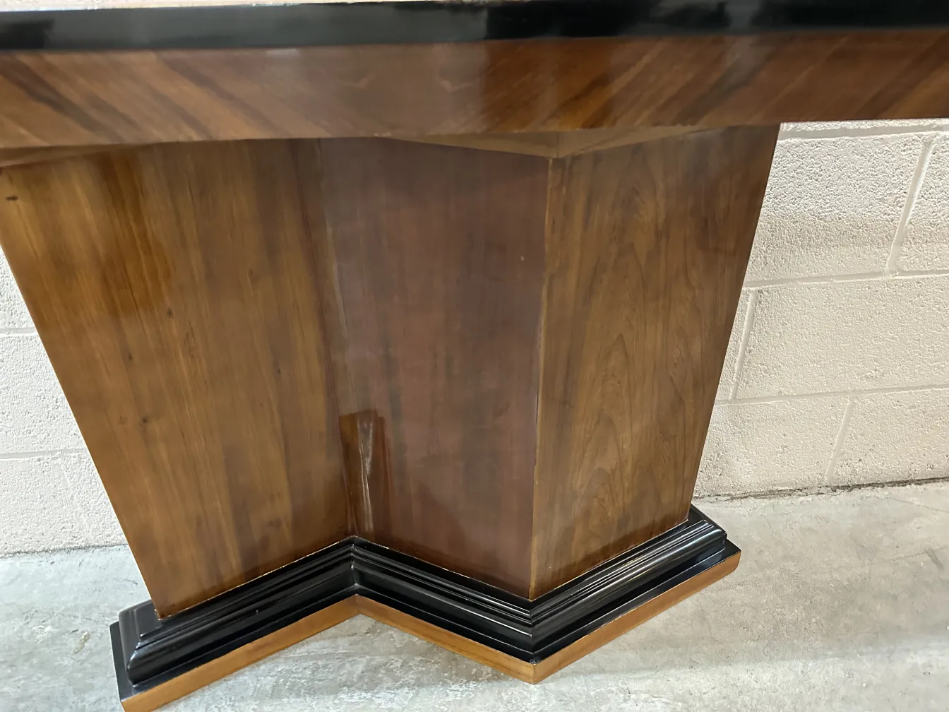 vue de deux dresuars anciens dans un cadre décoratif