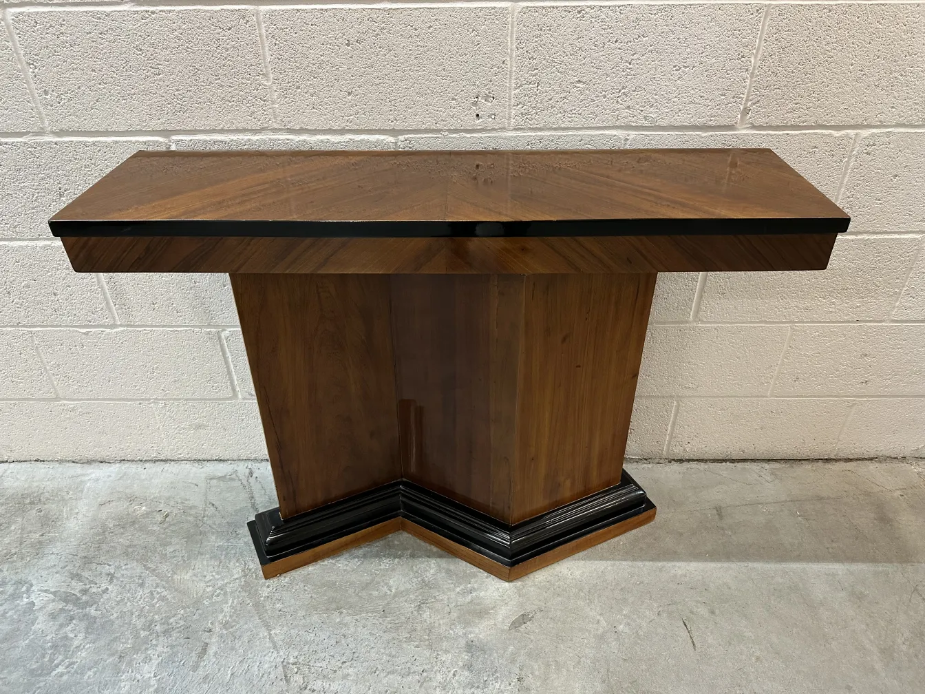 Consolle antiche a forma di U, con design elegante.